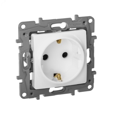 Розетка 1-местная с заземлением с защитными шторками 16А белый ETIKA