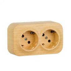 Розетка 2-местная для открытой установки с заземлением с защитными шторками с предварительным подключением 16А дерево QUTEO