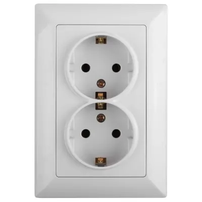 Розетка Intro Solo 4-208-01 с заземлением двойная 2X2P+E Schuko со шторками, 16А-250В, IP20, СУ, белый