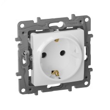 Розетка 1-местная с заземлением без защитных шторок 16А белый ETIKA